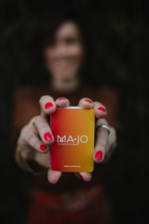 carte de visite majo dans les mains de Sophie