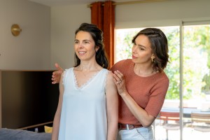 Sophie montre les particularités de la silouhette de sa cliente féminine
