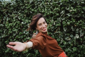 Femme souriante ouvrant les bras
